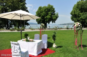 Der Hochzeitsfotograf in der Schweiz. Heiraten im Garten von Schloss Au, auf der Halbinsel am Zürichsee.