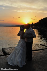 Der Hochzeitsfotograf in Rapperswil. Hochzeitsfotos im Sonnenuntergang an der prächtigen Seepromenade.