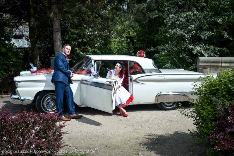 Hochzeitsfotograf Feucht - Heiraten im Zeidlerschloss in Feucht - Hochzeitsoldtimer Fairlane 500