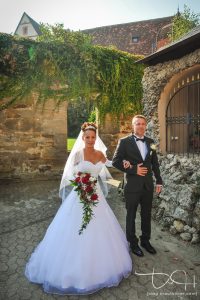 Einzug der Braut mit dem Vater in die Kirche. der Hochzeitsfotgraf in Forchheim