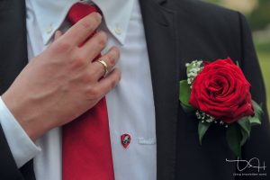 Auch der Bräutigam kann schöne Details tragen - Hochzeitsbilder macht der Hochzeits Fotograf