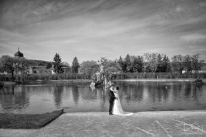 Wunderschoene Brautbilder im Rokokogarten in Veitshoechheim macht der Hochzeitsfotograf.
