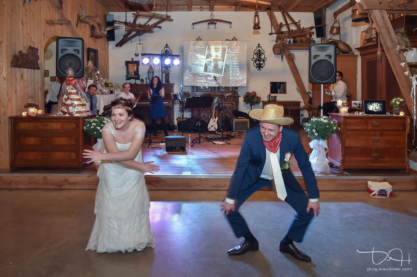 Brautpaar legt flotte Sohle beim Hochzeitstanz hin. Der Hochzeitsfotograf haelt alles auf Bildern fest. Der Hochzeitsfotograf aus Nuernberg im Gasthaus Englert.