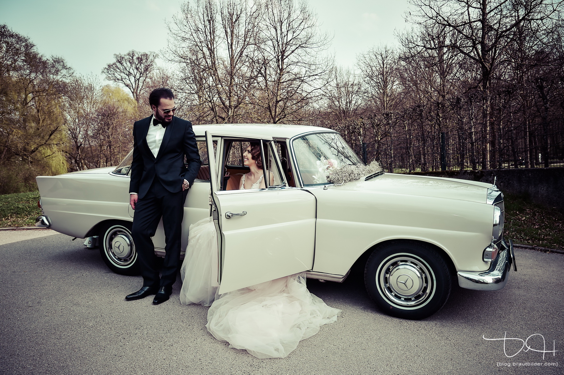 Das Hochzeitsauto mit dem Brautpaar fotografier der Hochzeitsfotograf in der Orangerie Ansbach!