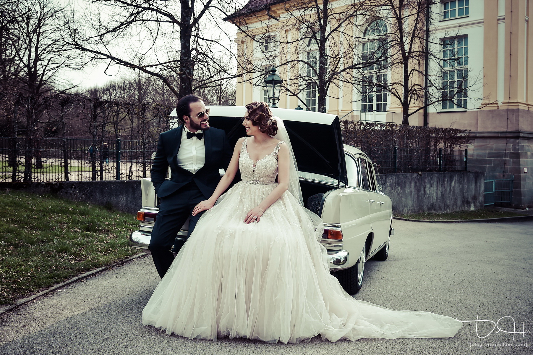Das Brautauto mit dem Brautpaar fotografier der Hochzeitsfotograf in der Orangerie Ansbach!