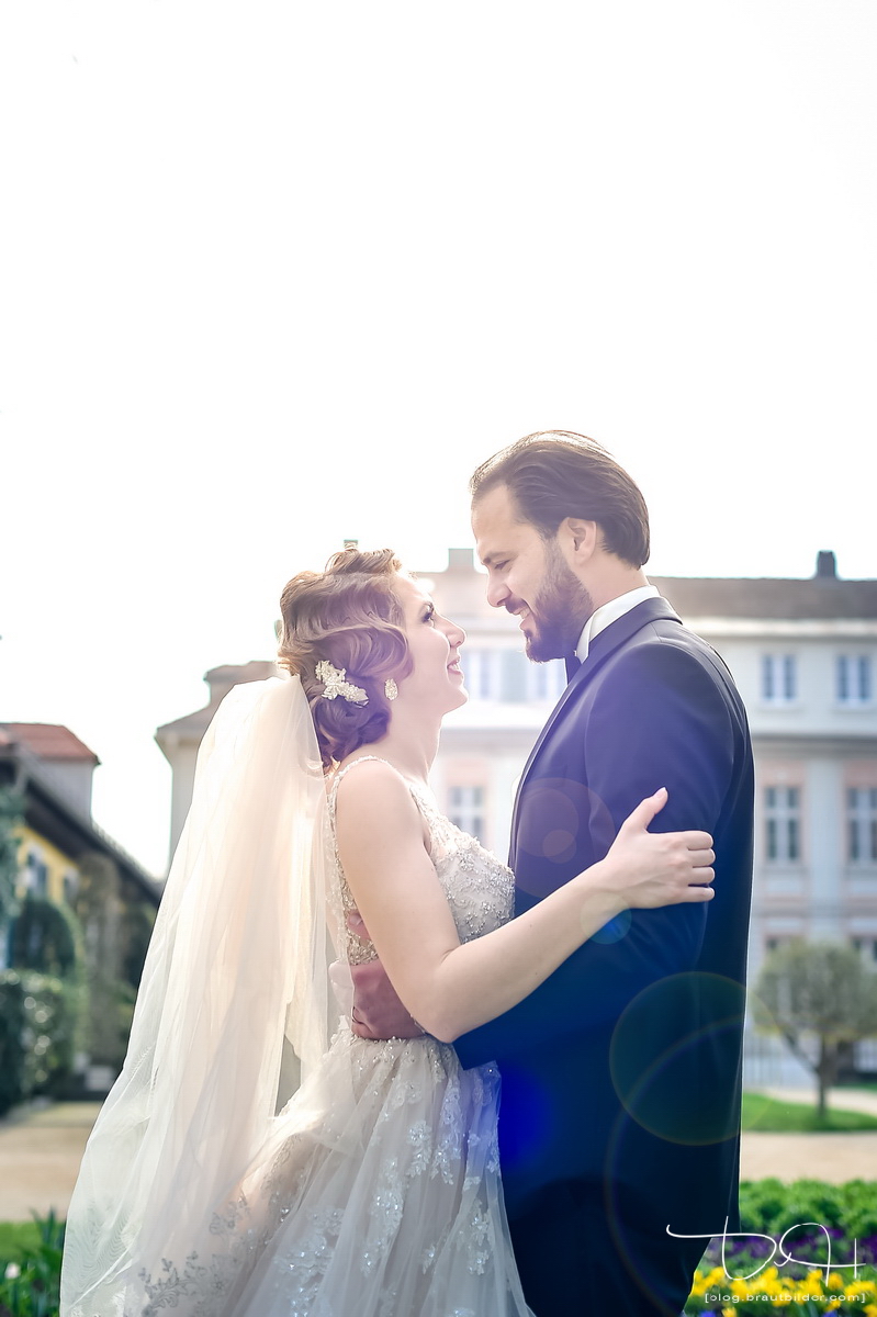 Tolles Hochzeitsshooting im traumhaften Garten der Orangerie Ansbach mit dem Hochzeits Fotografen!