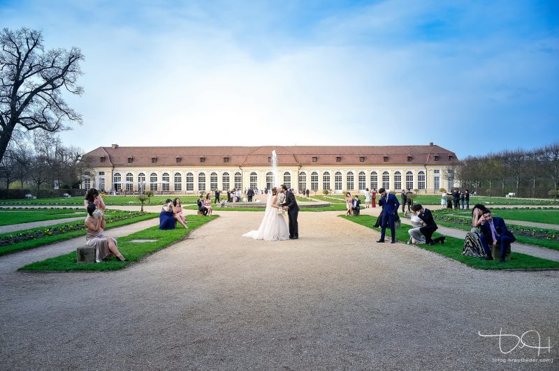 Hochzeitsbilder mal anders! Moderne und außergewoehliche Gruppenfotos von Eurem Hochzeitsfotografen aus Nuernberg in der Orangerie Ansbach.