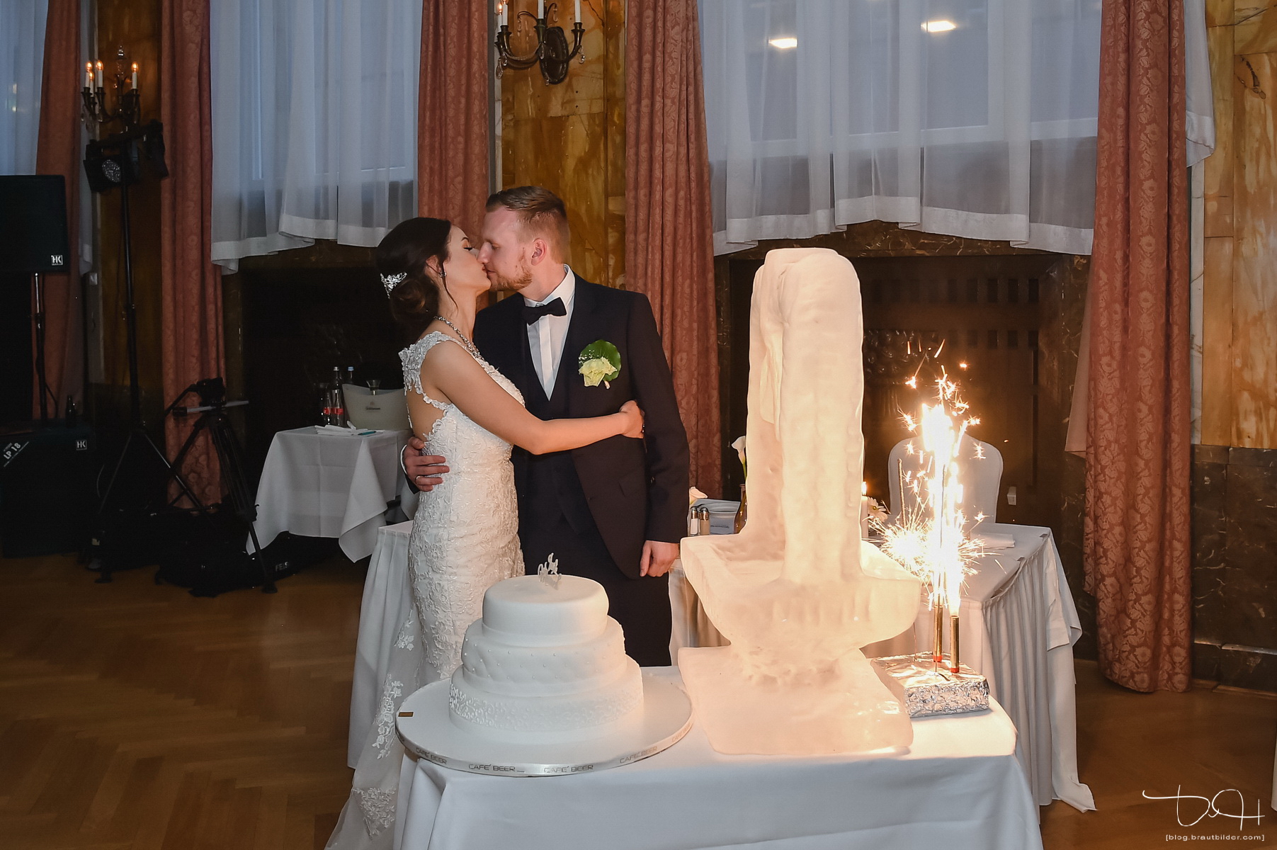 Imposante Eishochzeitstorte fotografiert der Hochzeitsfotograf