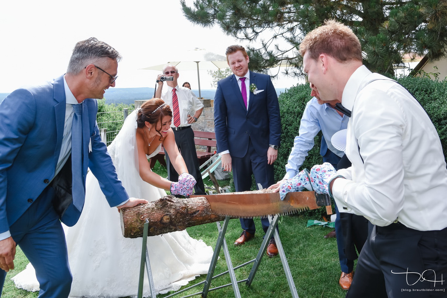 Auch vor den traditionellen Aufgaben wurde das Brautpaar nicht verschont. Der Hochzeitsfotograf macht die Fotos.