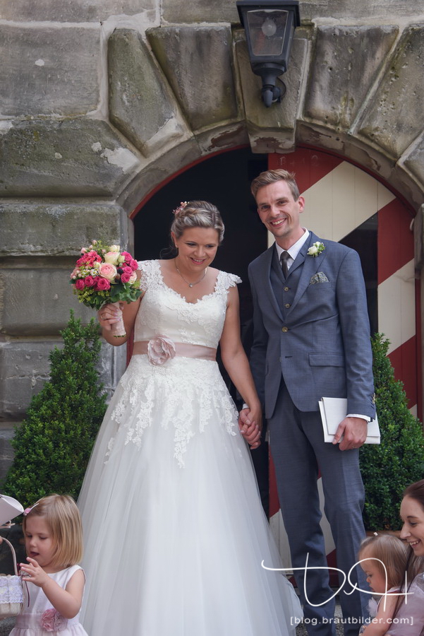 Hochzeitsfotograf aus Nuernberg fotografiert Brautpaar nach dem Ja-Wort. Trauung im Pfinzingschloss, Schloss Henfenfeld