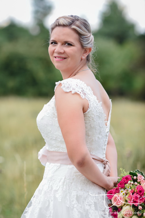 Tolle Detailbilder vom Brautkleid macht der Hochzeitsfotograf.