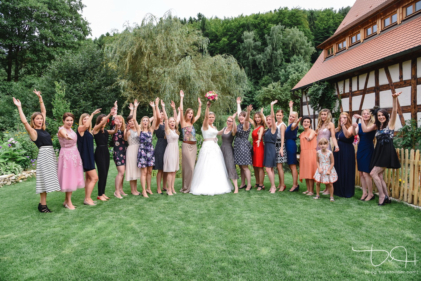 Spassige Gruppenbilder von der Hochzeitsgesellschaft macht der Hochzeitsfotograf.