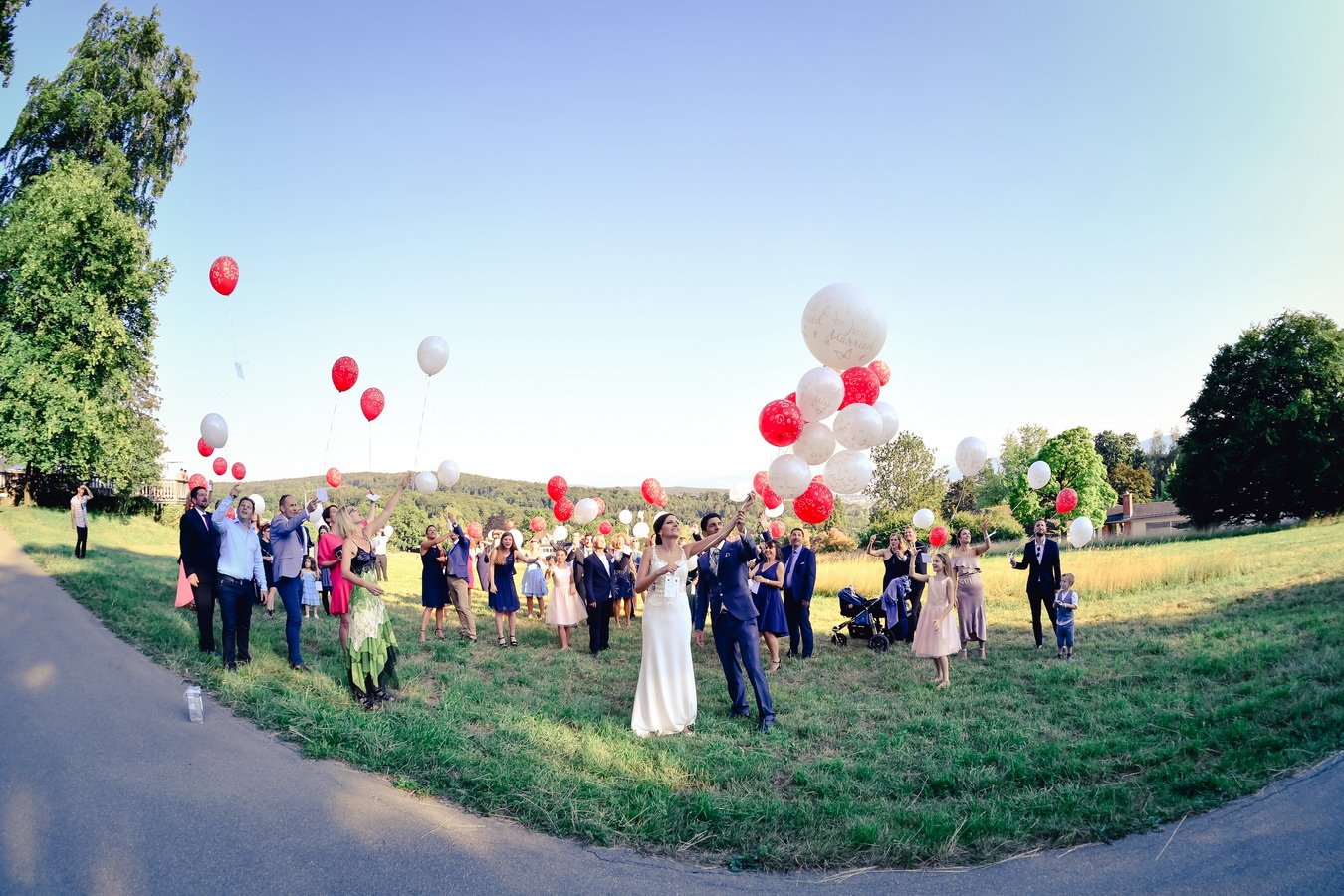 Hochzeitsfotograf fotografiert das steigen der Luftballons. Traumhochzeit in Zuerich mit traumhaften Bildern von dem Hochzeitsfotografen