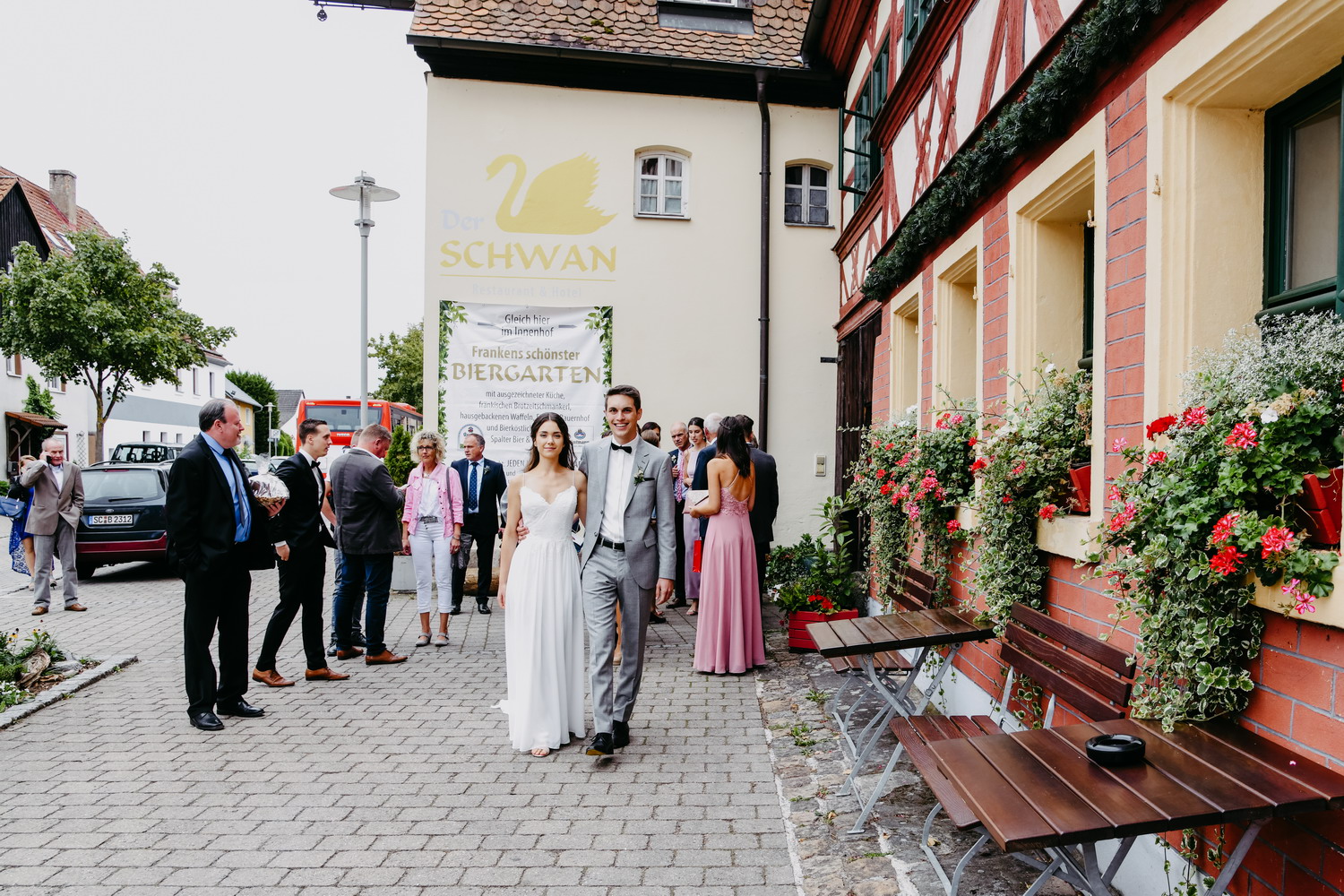 Das Brautpaar vor der Location. Der Hochzeitsfotograf aus Nuernberg im Hotel der Schwan in Schwanstetten