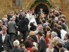 Hochzeit von Anke & Pay - die Gratulanten warten auf der Kirchentreppe.