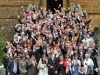 Hochzeit von Anke & Pay - Gruppenbild mit über 100 Gästen auf der Kirchentreppe.
