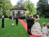Hochzeit von Irina & Mario - das Brautpaar wartet auf die Gratulanten.