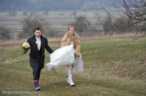 Hochzeitsfotos bei schlechtem Wetter - Gummistiefel der Retter für das Brautpaar