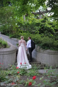 Obwohl die traditionelle, klassische Hochzeit nie unmodern wird, so verändert sich der Style der Brautbilder. Hochzeitsfotograf Zürich.