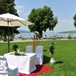 Der Hochzeitsfotograf in der Schweiz. Heiraten im Garten von Schloss Au, auf der Halbinsel am Zürichsee.