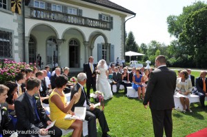 Die Trauung, mit der perfekten Kulisse des Zürichsee fand mit dem Hochzeitsfotografen im Schlossgarten statt.