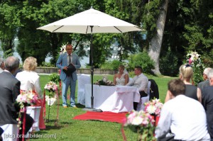 Die Trauung, mit der perfekten Kulisse des Zürichsee fand mit dem Hochzeitsfotografen im Schlossgarten statt.