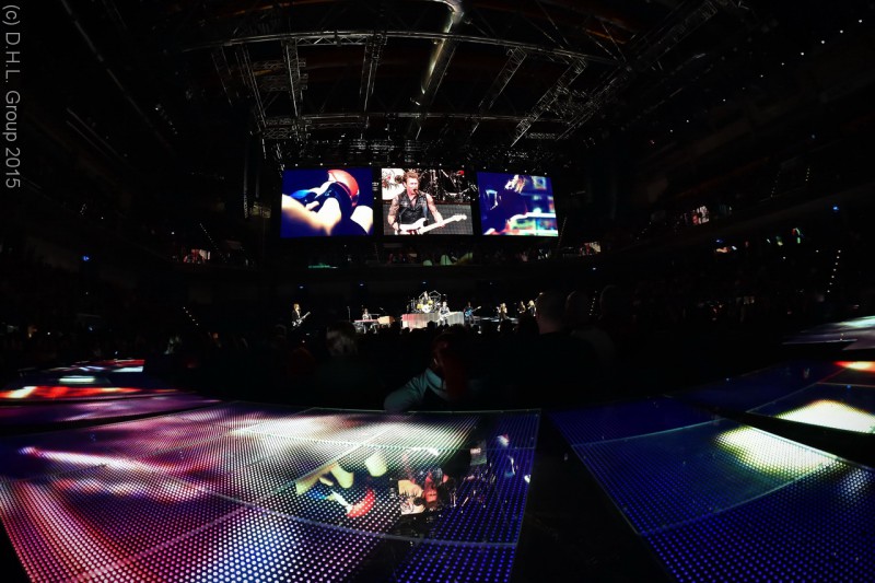 Peter Maffay Arena Nürnberg: Die riesige ovale Bühne im 360 Grad U2-Format.