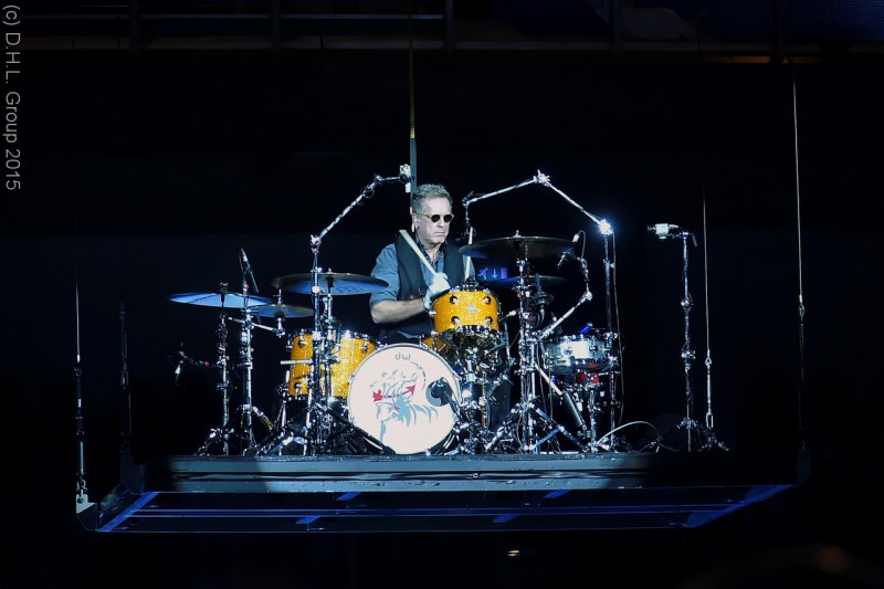 Das Schlagzeug schwebte vom Bühnenhimmel mit Bertram Engel an den Drums.