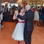 italienischer Walzer zum Eröffnungstanz, Hochzeitsfotograf Amore, Brautpaar eröffnet Tanzfläche