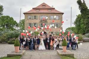 Als Hochzeitsfotograf im Schloss Atzelsberg, Spalier stehen und Gruppenbild