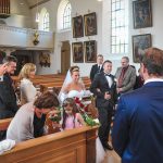 Die Braut wird in der Kirche vom Vater an den Bräutigam übergeben, Hochzeitsfotograf Erlangen