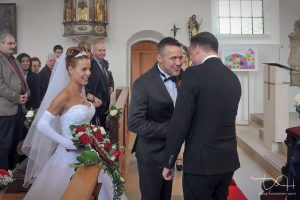 Die Braut wird in der Kirche vom Vater an den Bräutigam übergeben, Fotograf für Hochzeit gesucht?