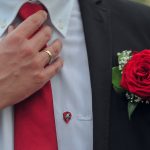 Auch der Bräutigam kann schöne Details tragen - Hochzeitsbilder macht der Hochzeits Fotograf
