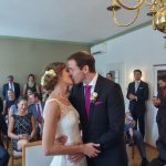Der erste Kuss als Mann und Frau im Standesamt Tegernsee begleitet von Ihrem Hochzeitsfotografen am Tegernsee