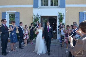 Foto Ideen für den Auszug aus dem Standesamt am Tegernsee von Ihrem Hochzeitsfotografen