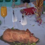Andere Idee anstatt Hochzeitstorte anschneiden? Leberkäs Glücksschweinchen anschneiden - der Hochzeits Fotograf am Tegernsee