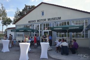 Hochzeitsfeier im Merks Automuseum, der Hochzeitsfotograf im Museum