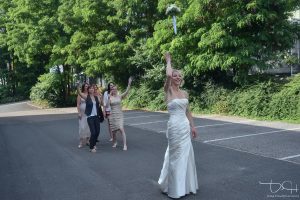 Den Brautstrauss werfen. der Hochzeits Fotograf hält den Moment fest!