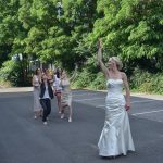 Den Brautstrauss werfen. der Hochzeits Fotograf hält den Moment fest!