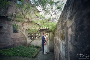 Hochzeits Fotograf Nuernberg macht romantische Brautbilder im Burggarten der Nuernberger Burg!