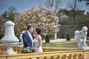 Geht es noch romantischer? Der Hochzeitsfotograf fotografiert im Rokokogarten bei Wuerzburg!