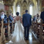 Das Brautpaar zieht in die Kirche Sankt Maternus ein. Der Hochzeitsfotograf macht die Bilder.