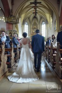 Das Brautpaar zieht in die Kirche Sankt Maternus ein. Der Hochzeitsfotograf macht die Bilder.