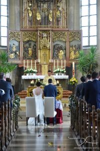 Kirchliche Trauung in der Sankt Maternus Kirche. Euer Hochzeits Fotograf aus Nuernberg macht die Bilder.