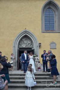 Das Brautpaar nach dem Ja-Wort. Der Hochzeits Fotograf aus Nuernberg in der Sankt Maternus Kirche in Guentersleben!