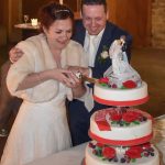 Wer hat die Hand beim Anschneiden der Torte oben? Euer Hochzeitsfotograf macht das Beweisfoto! Hochzeitsfeier im Gasthaus Englert.