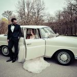 Das Hochzeitsauto mit dem Brautpaar fotografier der Hochzeitsfotograf in der Orangerie Ansbach!