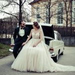 Das Brautauto mit dem Brautpaar fotografier der Hochzeitsfotograf in der Orangerie Ansbach!