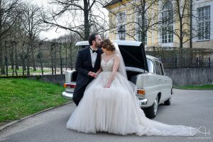 Auch das Brautauto mit dem Brautpaar fotografier der Hochzeitsfotograf in der Orangerie Ansbach!
