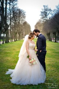 Brautbilder voller Sinnlichkeit und Liebe in traumhafter Kulisse fotografiert der Hochzeitsfotograf in der Orangerie Nuernberg.